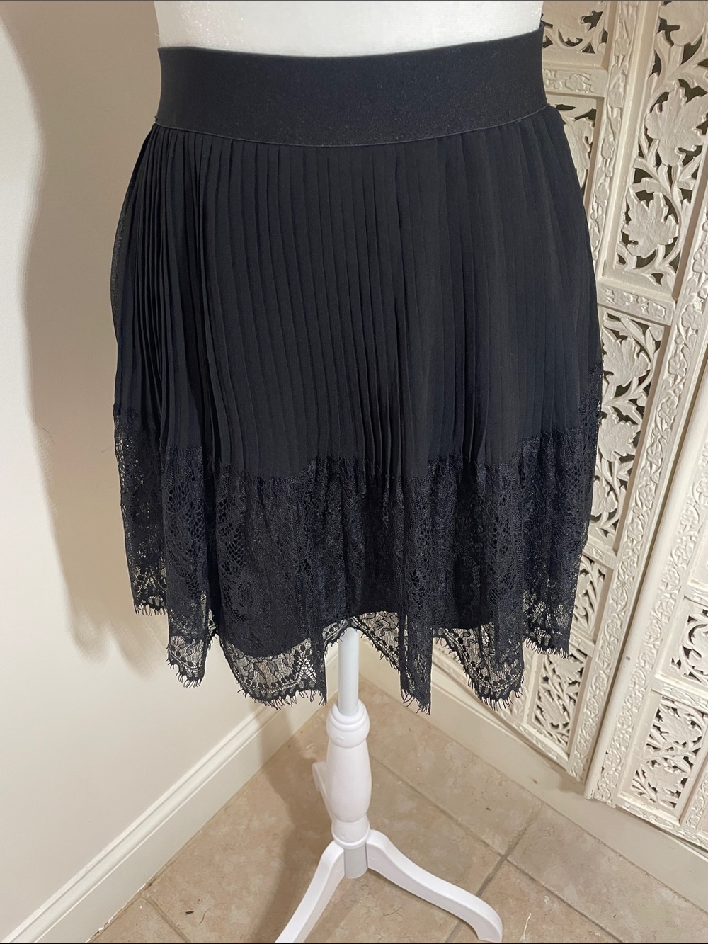 Forever 21 Women's Black Pleated Skirt with Lace Hem